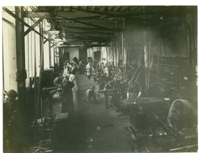 De reparatiewerkplaats, tapijtfabriek, 1923 door English Photographer